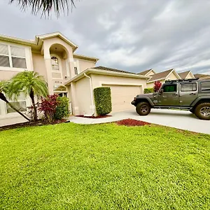 Holiday home Grand Family House With Private Pool Near Parks, Davenport